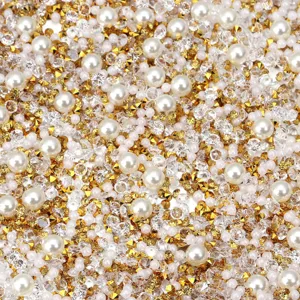 Detailopname van hars strass steentjes en parels mix, perfect voor DIY decoratie.