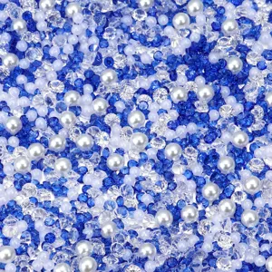 Detailopname van blauwe hars strass steentjes en witte neppe parels voor DIY hand crafts.