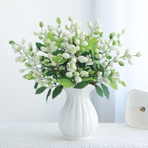 Kunstmatige bessen olijftak nep bloem voor thuis bruiloft decoratie hoofdweergave display.