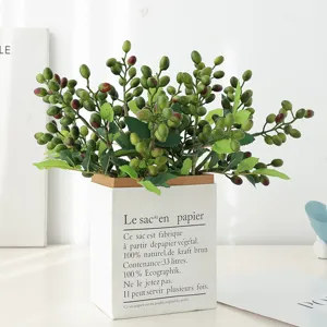 Kunstmatige olijvenbessen takken in papieren zak vaas voor thuisdecoratie, groene plant
