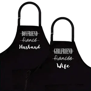 Tabliers de cuisine noirs assortis en polyester pour couples avec impression amusante.