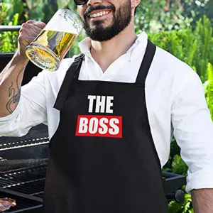 Vue détaillée du tablier de cuisine noir avec impression de texte pour barbecue en plein air.