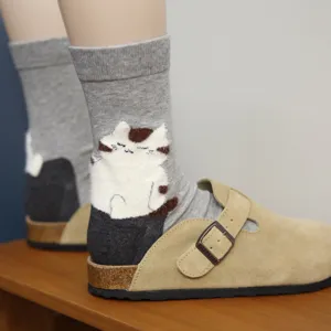 Calzini da donna in cotone grigio con simpatico design di gatto in peluche 3D sul tallone, alla moda.