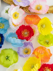 Detail van kleurrijke kunstmatige klaproos bloemhoofdjes voor handwerk en decoratie