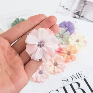 Kunststof bloem DIY knutselmateriaal voor huwelijksdecoratie en haaraccessoires toepassingen.