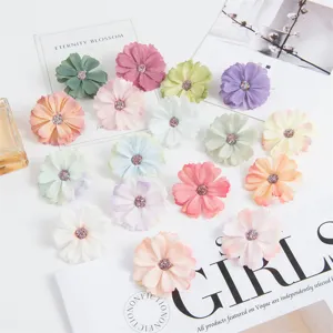 DIY handgemaakte kunstmatige bloemhoofdjes voor huwelijksdecoratie, corsage en ambachtsprojecten.