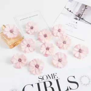 Roze kunstbloemhoofdjes voor DIY-ambachten, huwelijksmuurdecor en haaraccessoires detail.