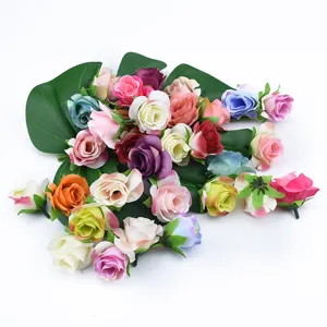 Dettaglio teste di rose in seta artificiale, decorazione colorata per matrimoni DIY.
