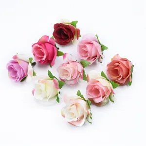 Teste di fiori di rose in seta artificiale per decorazioni di nozze e artigianato.