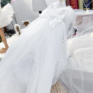 Voile de mariage pour animaux avec perles et nœud blanc, accessoire de mariée mignon.