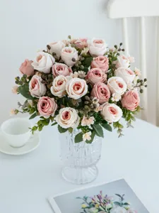 Künstlicher Rosenblumenstrauß mit klarem Glasvase, elegante rosa Tischdeko für Zuhause.