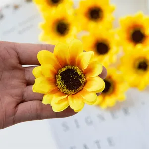 Détail de têtes de tournesol artificielles, idéales pour guirlandes DIY et artisanat de mariage.