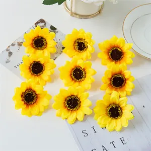 Gros plan de têtes de tournesol artificielles, fleurs en soie jaune vif pour couronnes.