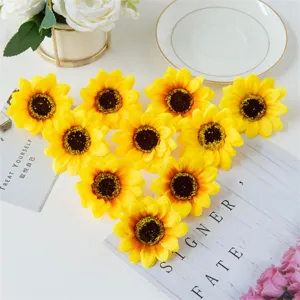 Têtes de tournesol artificielles en détail, idéales pour guirlandes de mariage et artisanat floral.