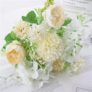 Bouquet di fiori artificiali, rose finte e fiori di seta per la decorazione della casa e dettagli.