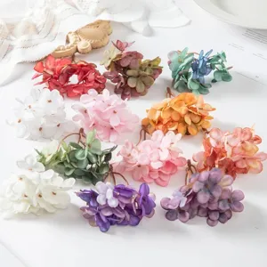 Detailaufnahme von bunten künstlichen Hortensienblüten, ideal für DIY-Bastelarbeiten und Dekor.