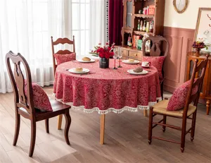 Nappe ronde jacquard rouge festive avec des glands blancs, couverture de table élégante pour la maison.
