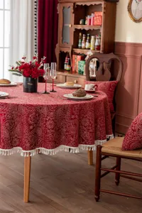 Nappe jacquard rouge avec franges, ronde pour decoration de table de fete et maison.