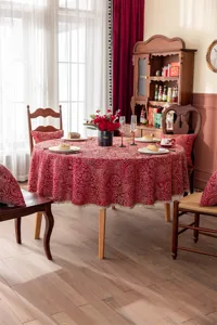 Nappe ronde rouge en jacquard avec bordure en dentelle dorée, décoration de table.