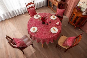 Nappe ronde jacquard rouge festive avec coussins assortis pour décoration de table.