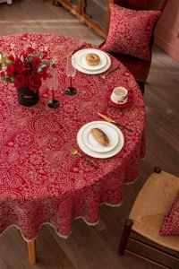 Nappe ronde rouge en jacquard avec motif cachemire doré pour mariage et nouvel an.