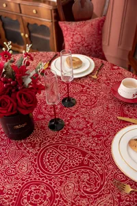 Nappe jacquard rouge mariage festif couverture de table ronde avec motif cachemire doré.