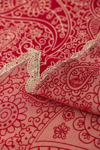 Nappe jacquard festive rouge avec bordure en dentelle dorée pour table de mariage et Nouvel An.