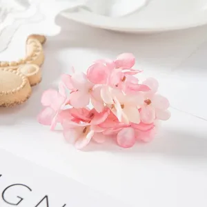 Nahaufnahme von rosa künstlichen Hortensienblüten, ideal für DIY-Bastelmaterialien.