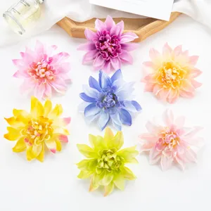Detailaufnahme von künstlichen Dahlienblüten, bunte Seidenblumen-Requisite für Heimdeko und DIY-Projekte