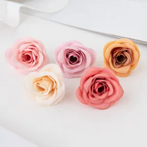 Roses artificielles 4cm détail, parfaites pour coffrets cadeaux DIY, déco mariage et murs de fleurs.