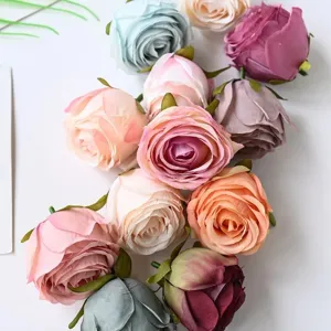 Nahaufnahme von mehrfarbigen künstlichen Rosenköpfen für DIY-Bastelarbeiten und Dekorationen.