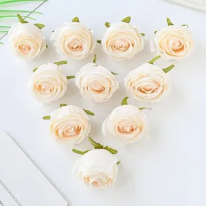 Detailaufnahme von künstlichen Champagner Rosenblüten, ideal für DIY Handwerk und Dekoration.