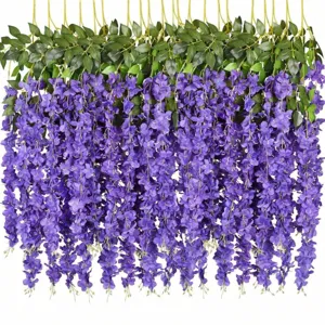 Primer plano detalles de flores de glicina artificiales densas colgando vid para decoración de bodas.