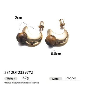 Élégantes boucles d'oreilles croissant de lune en œil de tigre avec détails et poids.