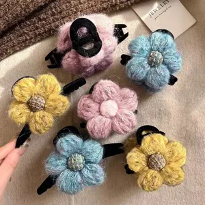 Winter Pluesch Blume Haarklammern fuer Damen, suesse flauschige Haarfuesse Accessoires, Haarschmuck.