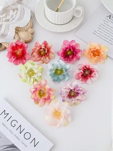 Kunstmatige zijden bloemhoofdjes voor DIY huwelijksdecoratie thuis en fotografische rekwisieten.