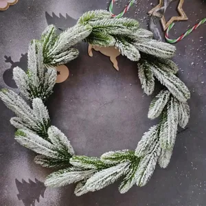 Kunstmatige bevlokte dennennaald krans kerst voor feestelijke binnendecoration doe het zelf