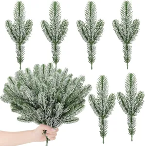 Gedetailleerd overzicht bevlokte kunstdennentak, besneeuwd groen naaldblad voor kerstdecoratie DIY.