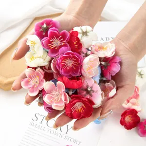 Gros plan détaillé de fleurs de prunier artificielles colorées pour accessoires de coiffure DIY.