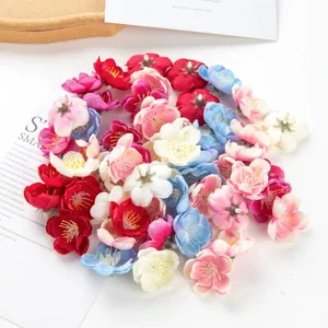Détail de mini fleurs de prunier artificielles, matériaux floraux DIY colorés pour artisanat.