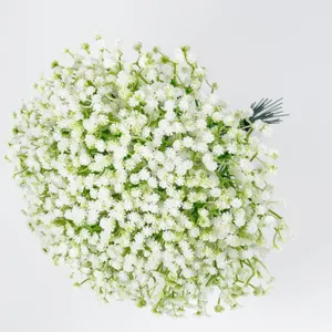 Detailopname van een witte kunstmatige gipskruid bloemenboeket voor decoratie.