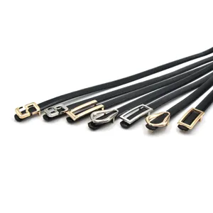 Cinturón fino de cuero negro para mujer con hebillas metálicas elegantes y modernas.
