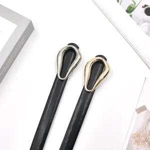 Cinturón de cuero negro fino para mujer con hebilla metálica de lágrima, vista detallada.