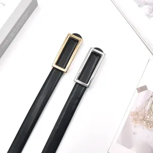 Moderna correa delgada de cuero negro para mujer con hebilla metálica muy elegante.