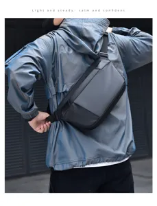 Detailansicht der schwarzen funktionalen Sling-Brusttasche mit robustem wasserdichtem Gewebe.