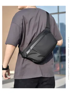Detailaufnahme einer funktionalen Herrentasche crossbody getragen, minimalistisches Design.