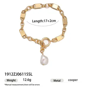 Bracciale a maglie placcato oro con ciondolo in perla barocca, stile vintage elegante.