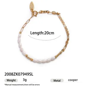 Primo piano dell'elegante bracciale con perle e catena in metallo, finiture curate.