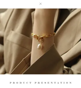 Bracciale a catena in oro in stile vintage francese con pendente di perla barocca.