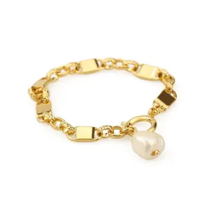 Bracciale a catena geometrica dorata con ciondolo di perla barocca, elegante gioiello vintage.
